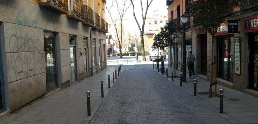 Piso en venta en calle Velarde, Madrid.